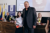 Депутат Сергей Шевелев вручил паспорта юным участникам  «Движения первых»