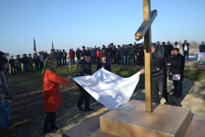 Поклонный крест в память о трагедии