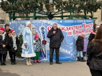 Валентин Аргашоков поздравил детей поселка Горячеводского с наступающими новогодними праздниками