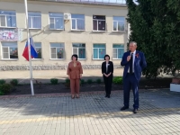 Анатолий Жданов принял участие в торжественной школьной линейке