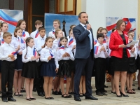 12 июня в Кисловодске под звуки государственного гимна России на Курортном бульваре начался митинг-концерт