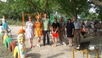 Игорь Николаев помог построить детскую площадку