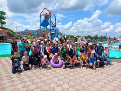 Ребята с избирательного округа Игоря Николаева встречают лето в аквапарке