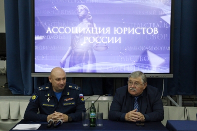«Юристом можешь ты не быть…»