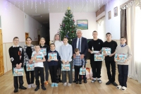 Игорь Тапсиев поздравил ребят из Детского дома села Дивное с наступающим Новым годом