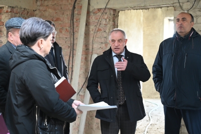 Александр Сидорков ознакомился с ходом капремонта детского сада №30 в селе Тищенском