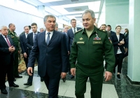 Вячеслав Володин и Сергей Шойгу осмотрели отрывшуюся в Государственной Думе выставку с трофеями военной операции в Сирии
