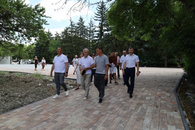 Депутаты осмотрели ход благоустройства парка и сквера в Железноводске