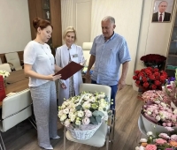 Депутаты вручили приветственный адрес Думы главному врачу краевой больницы