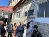 В селе Малые Ягуры открыта мемориальная доска памяти участника СВО Алексея Клочкова