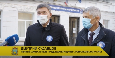Краевые депутаты организовали дополнительный транспорт для медиков на Ставрополье
