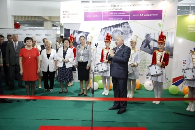 Депутаты краевой Думы посетили выставку "Вместе – ради детей!"