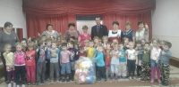 Игорь Николаев подарил детскому саду мячи