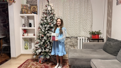 Даша с подарком у ёлочки