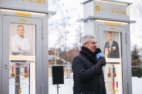 Игорь Лавров передал медали для Аллеи славы на ВДНХ