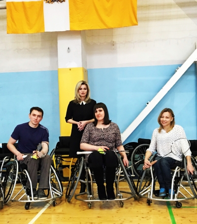 Елена Бондаренко вручила адаптивному центру современные спортивные коляски