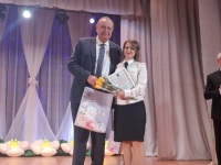 Анатолий Жданов поздравил женщин с Международным женским днем