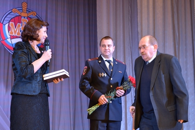 Надежда Сучкова поздравила полицейских Новоалександровского района с праздником