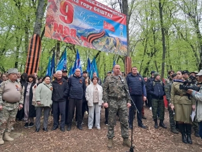 Знамя Победы развернули на вершине Бештау