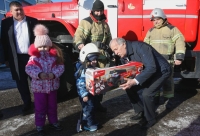 Председатель Думы Николай Великдань передал подарки участникам акции «Ёлка желаний»