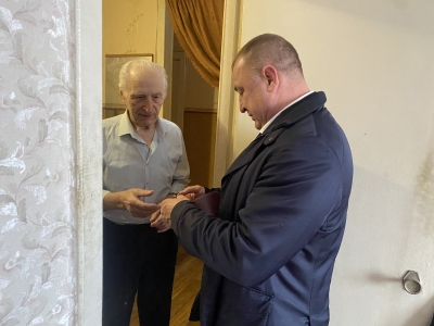 Первый заместитель председателя Думы Андрей Петренко поздравил ветерана с праздником