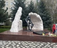 Юрий Скворцов почтил память героев-ликвидаторов и жертв радиационных аварий