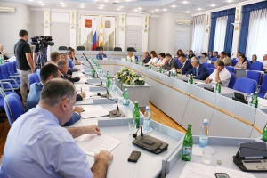Строительство и ремонт дорог на Ставрополье обсудили на заседании фракции партии «Единая Россия»