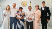 Игорь Андрющенко поздравил семью Давутовых с золотой свадьбой