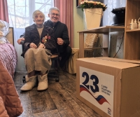 Игорь Лавров поздравил защитницу Отечества