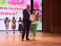 Анатолий Жданов поздравил социальных работников с профессиональным праздником