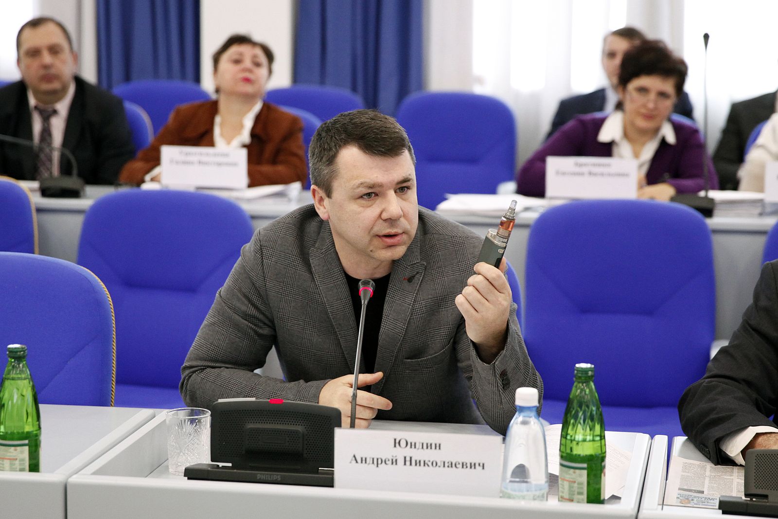 Депутаты предлагают штрафовать за продажу электронных сигарет несовершеннолетним