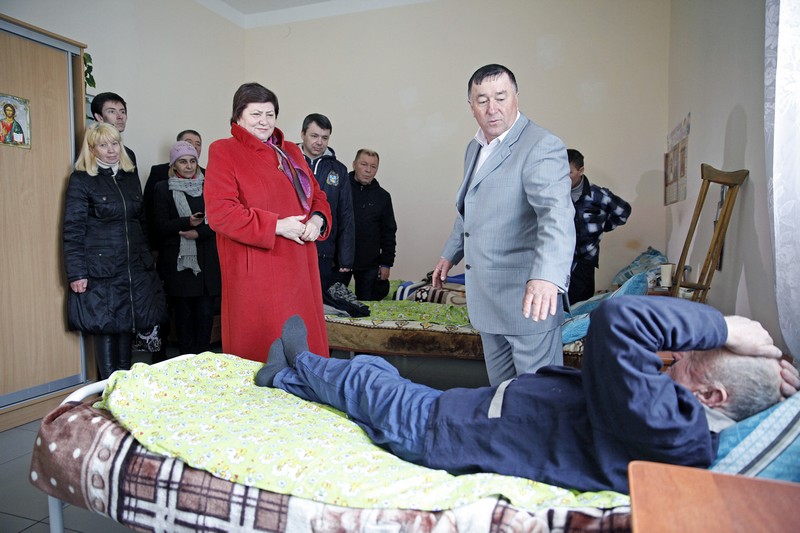 Депутаты посетили центр для бездомных в посёлке Свистуха