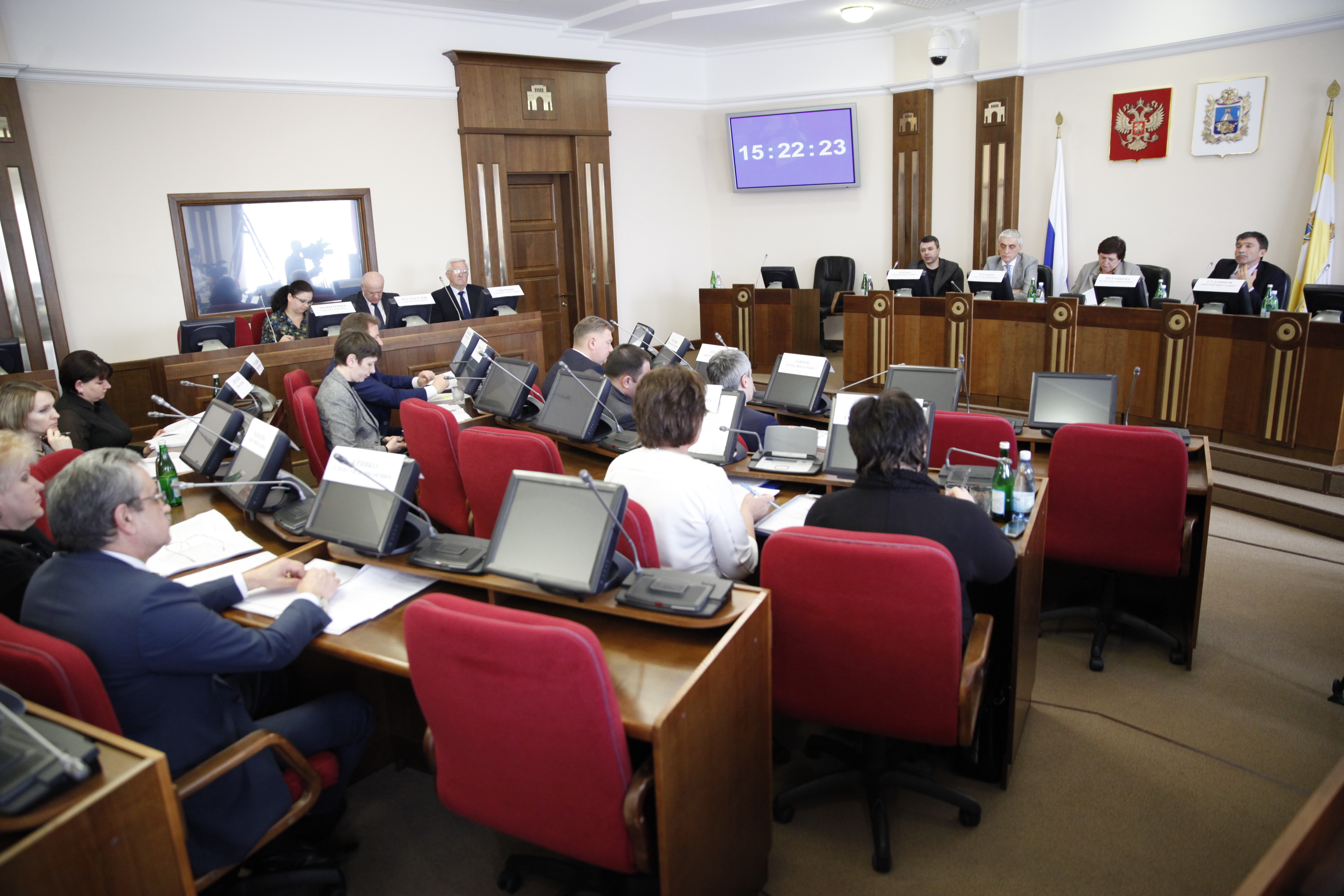 Проблему дефицита кадров в образовательных учреждениях края обсудили депутаты