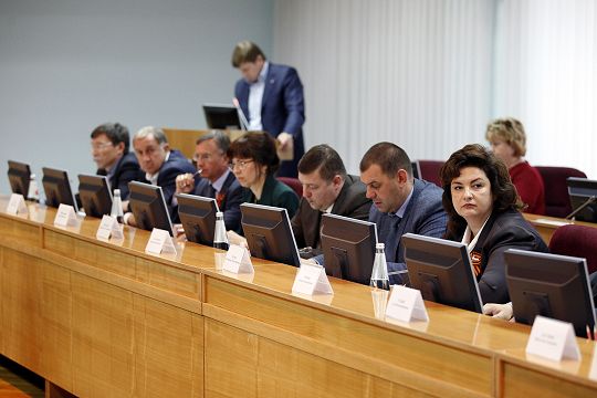 Депутаты краевой Думы приняли участие в обсуждении выполнения программы по благоустройству дворовых территорий и общественных пространств