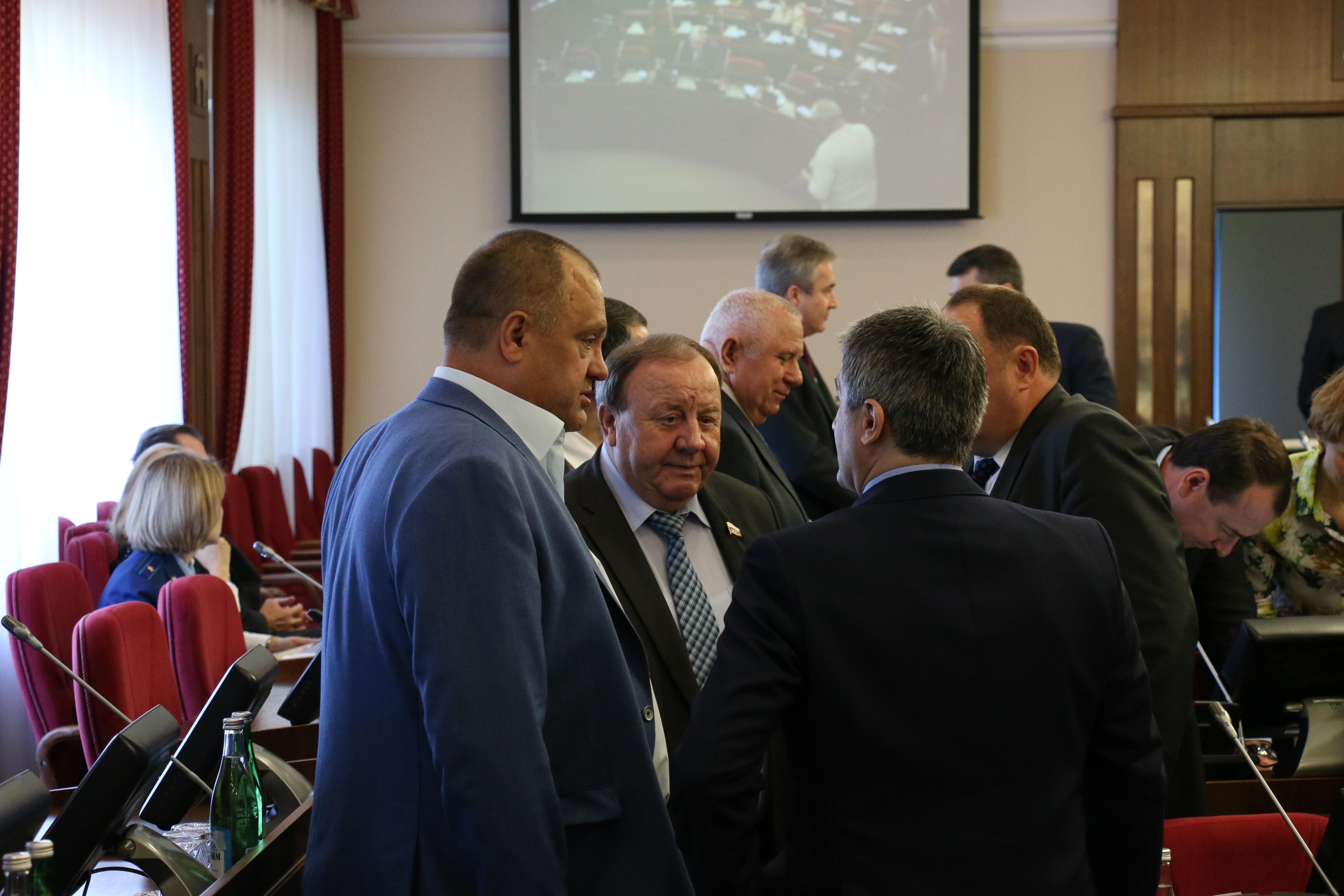 Поддержка от законодателей