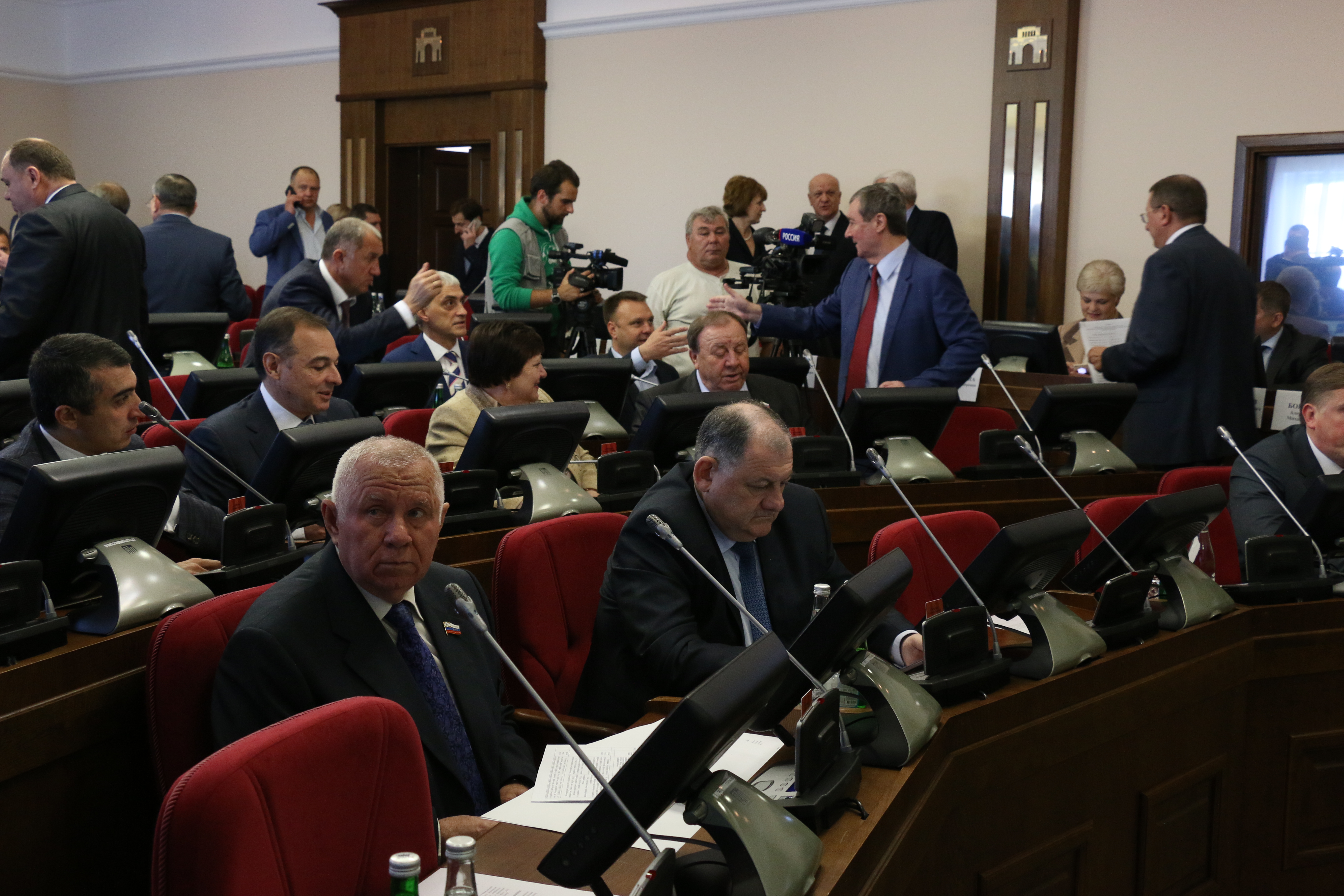 Поддержка от законодателей