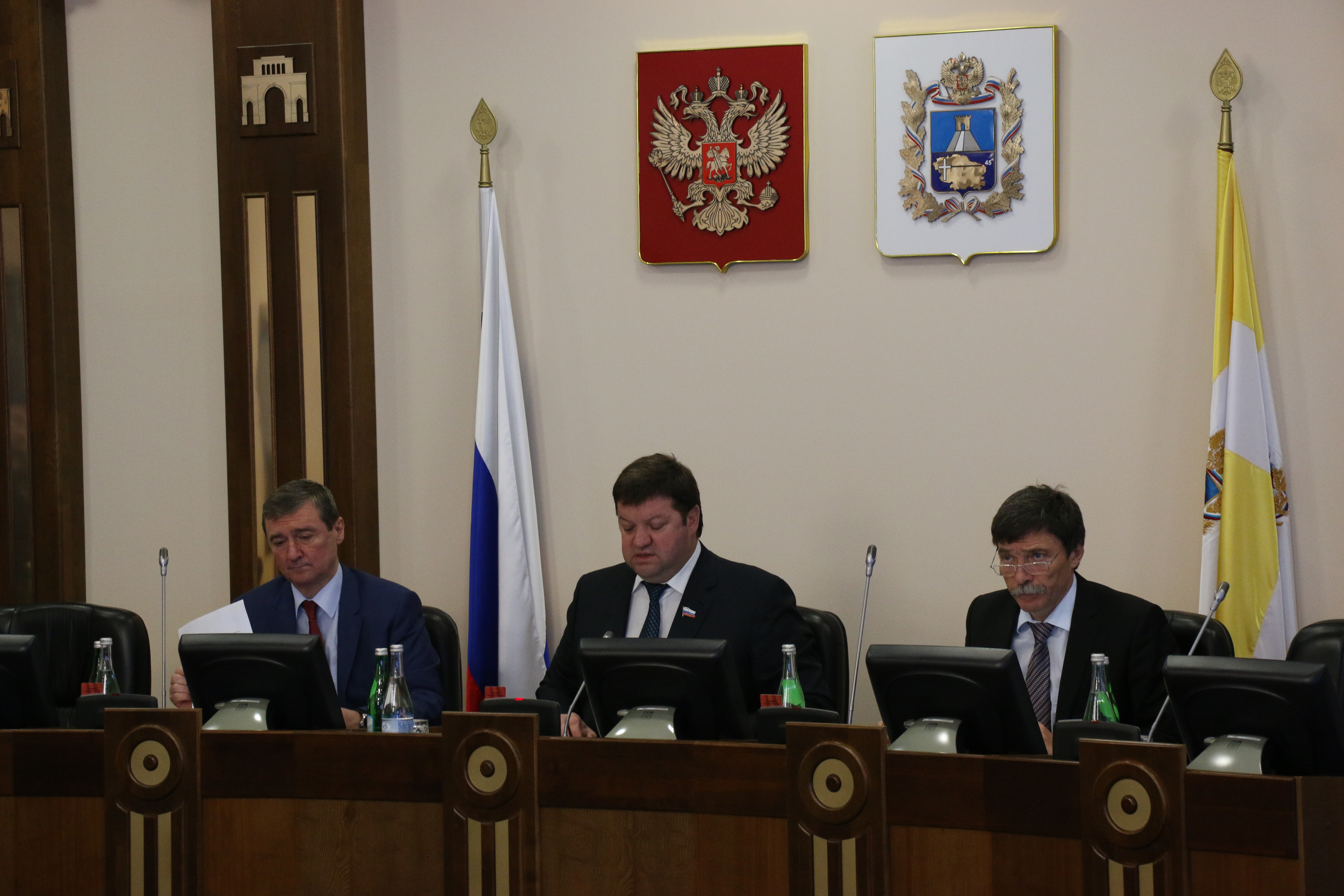 Поддержка от законодателей