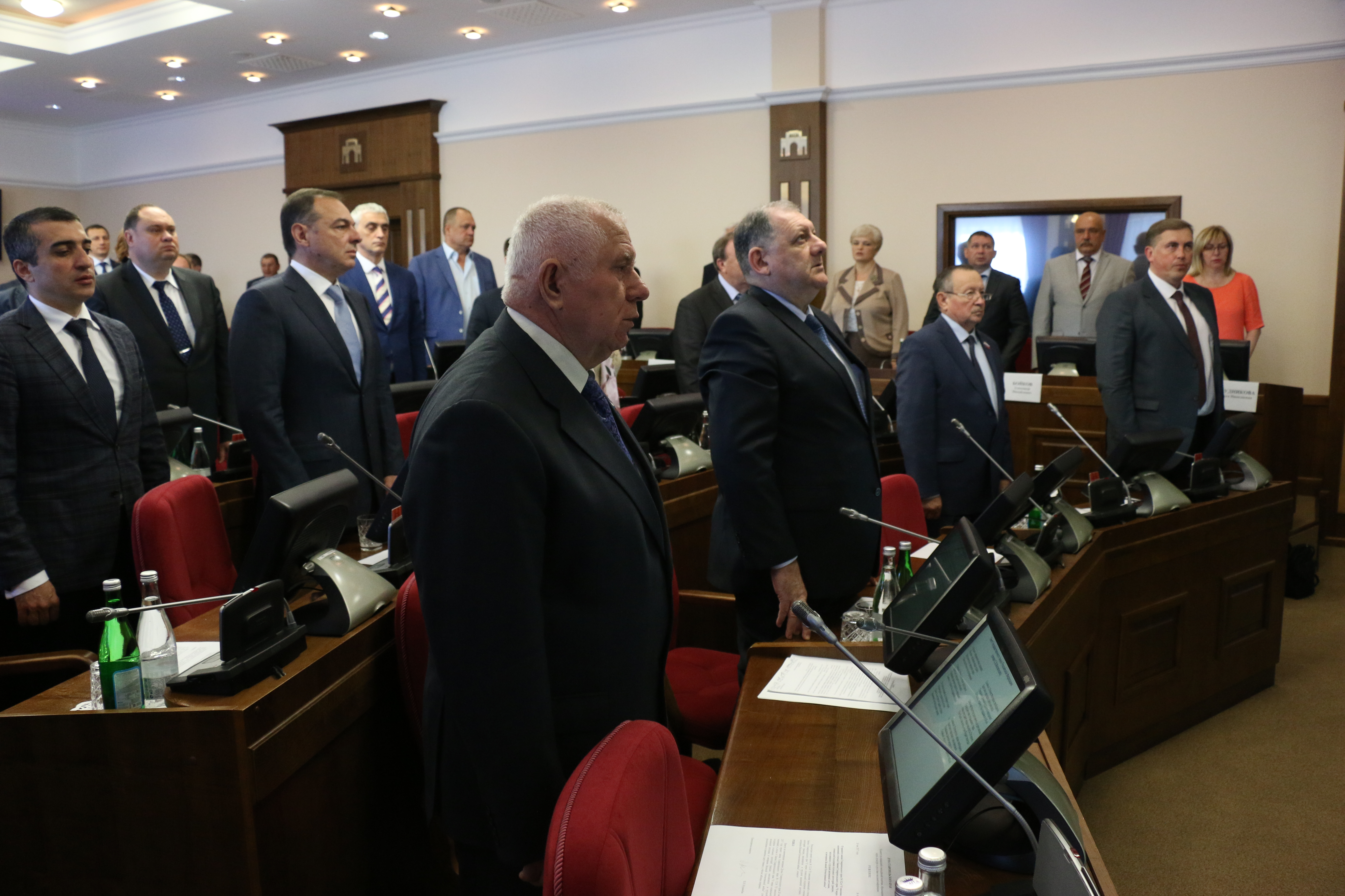 Поддержка от законодателей