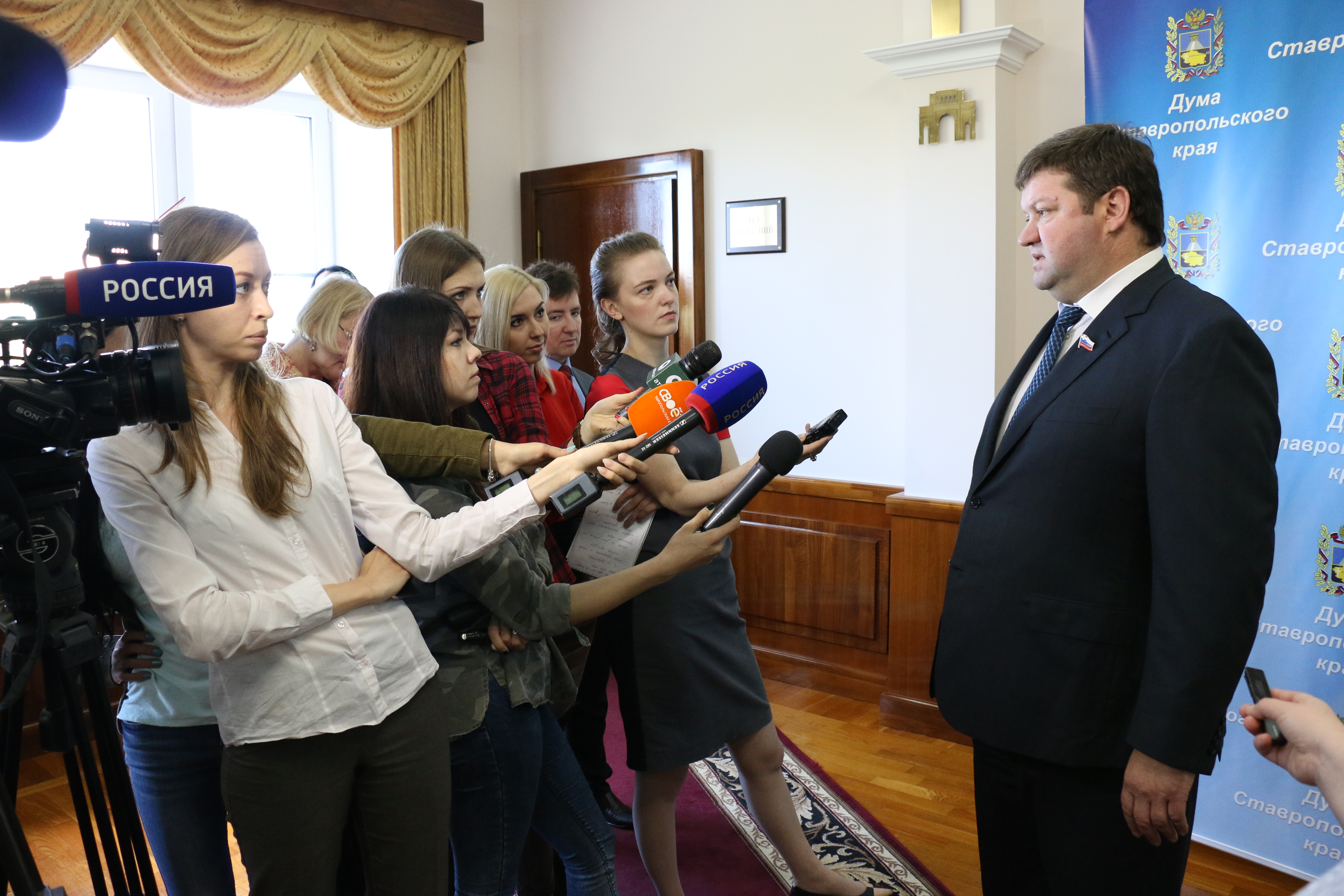 Поддержка от законодателей