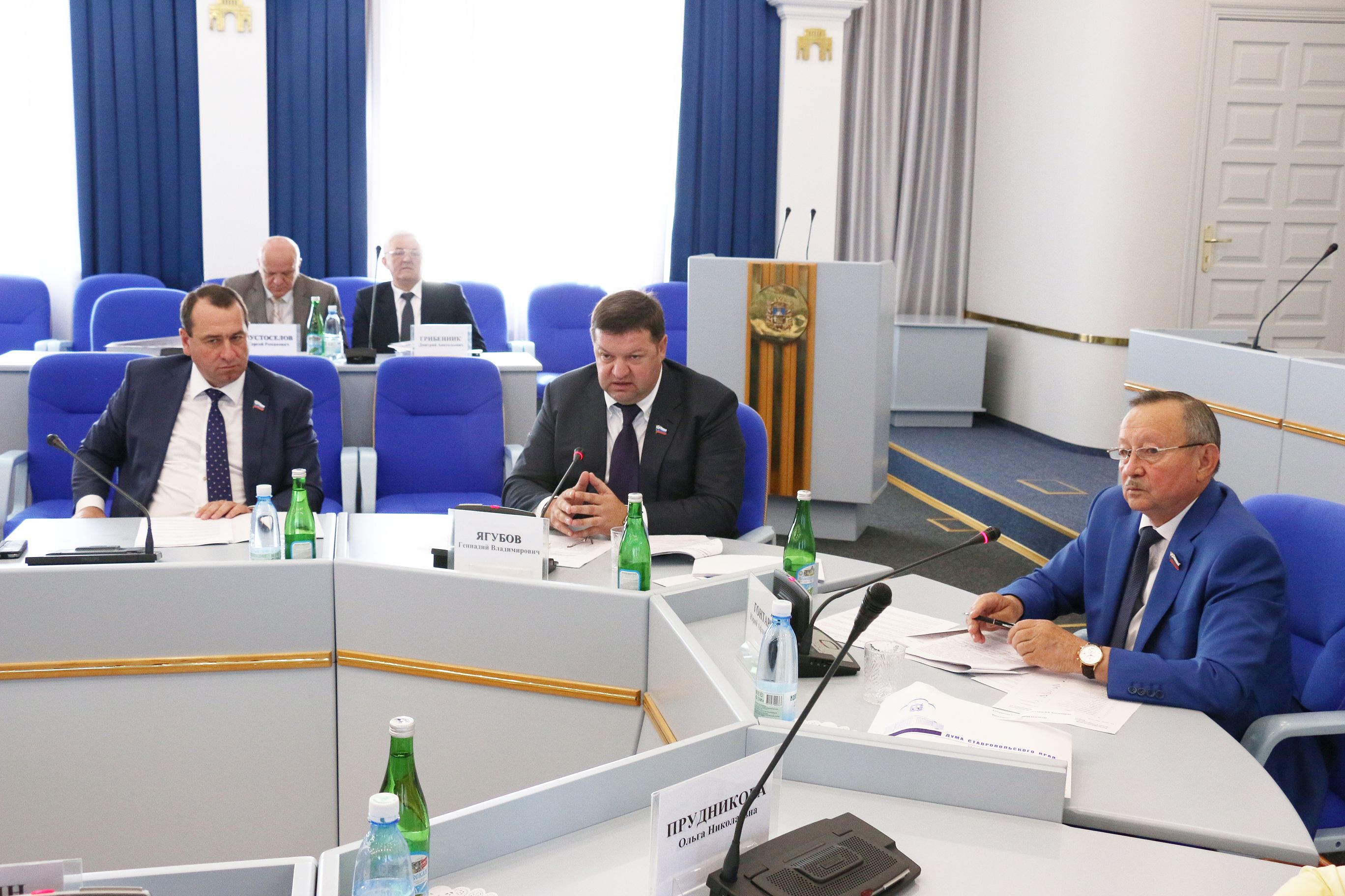 Строительство и ремонт дорог на Ставрополье обсудили на заседании фракции партии «Единая Россия»