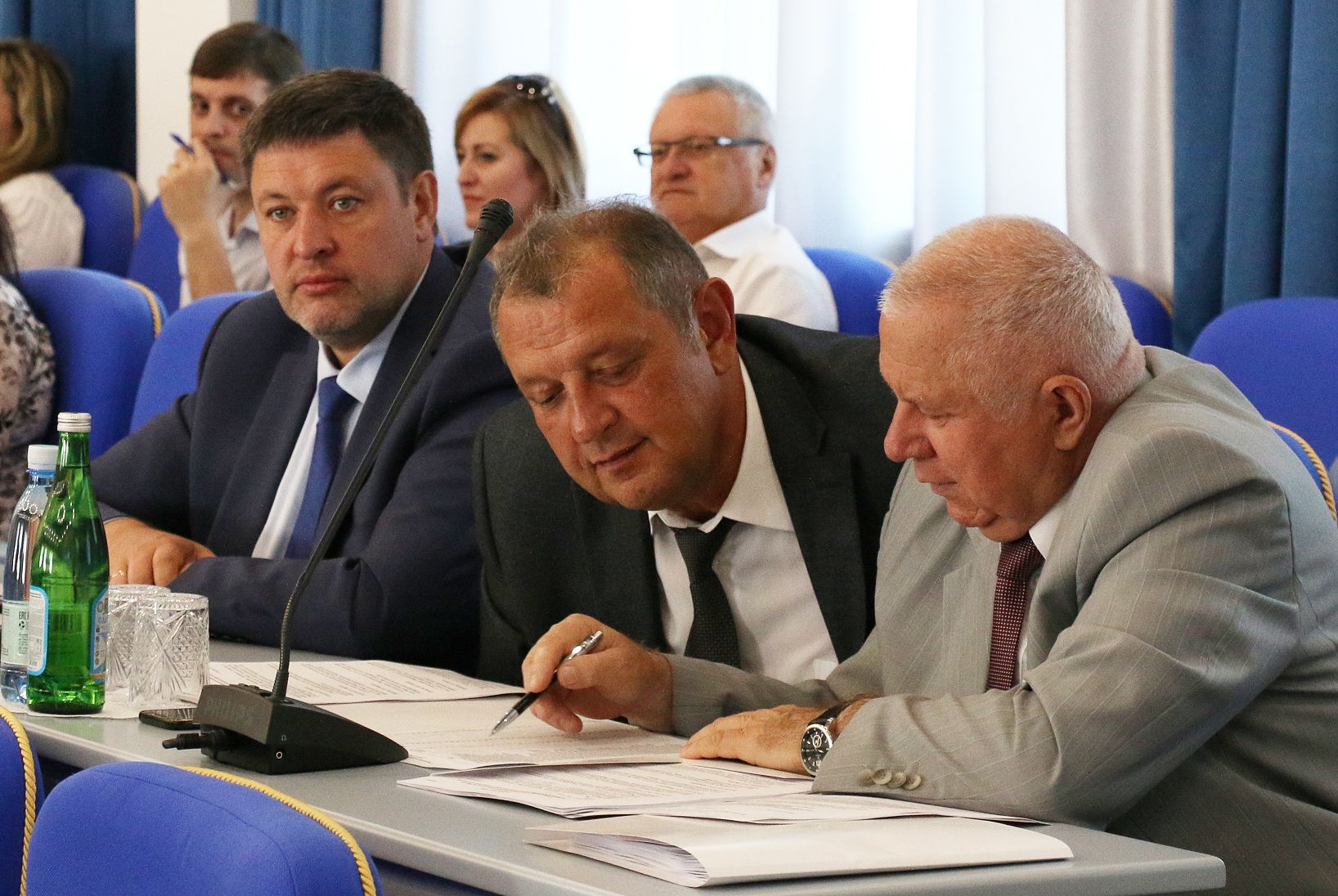 Строительство и ремонт дорог на Ставрополье обсудили на заседании фракции партии «Единая Россия»