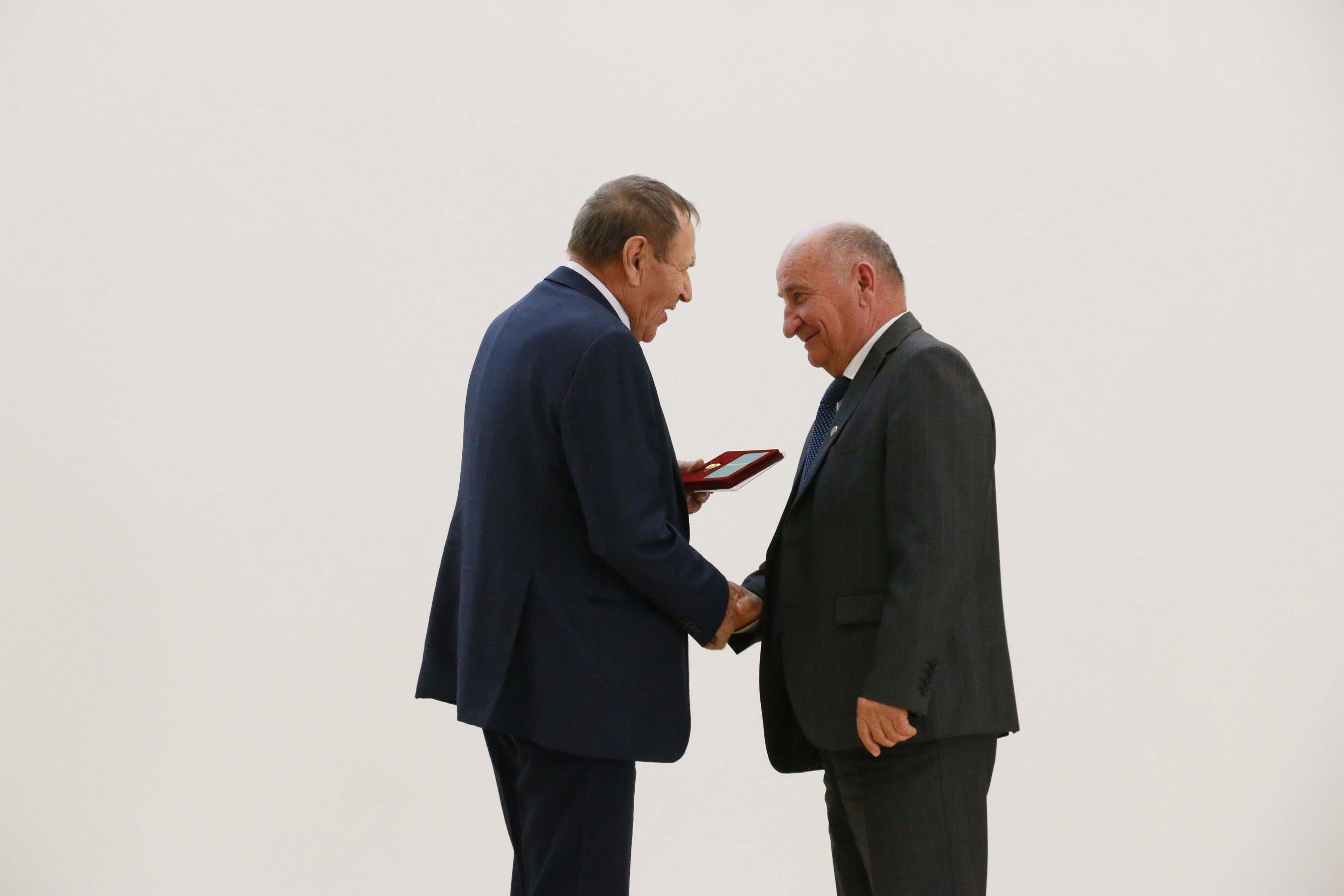 Труженики агропромышленного комплекса принимают поздравления