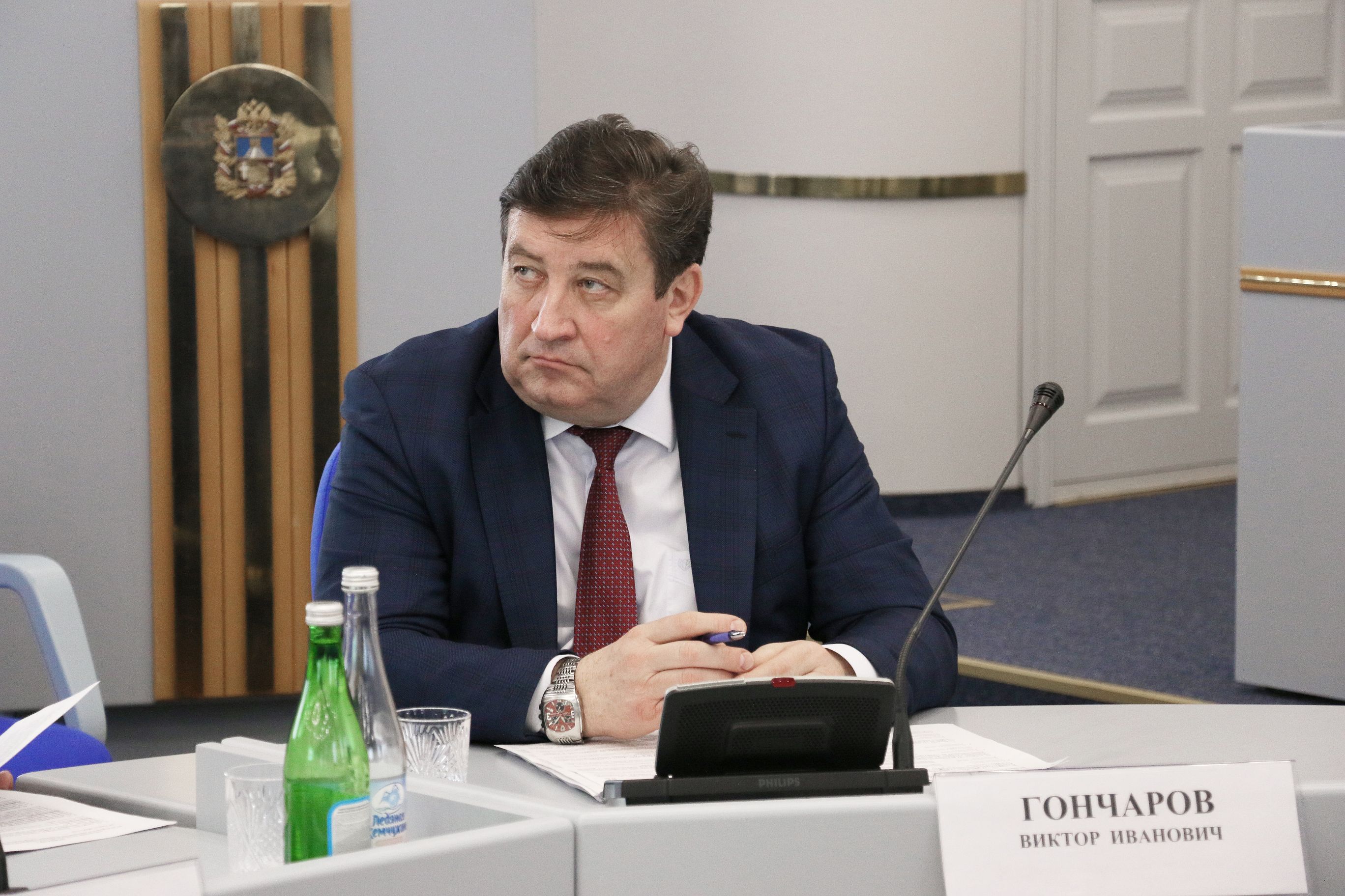 Государство оказывает поддержку, а производство – падает