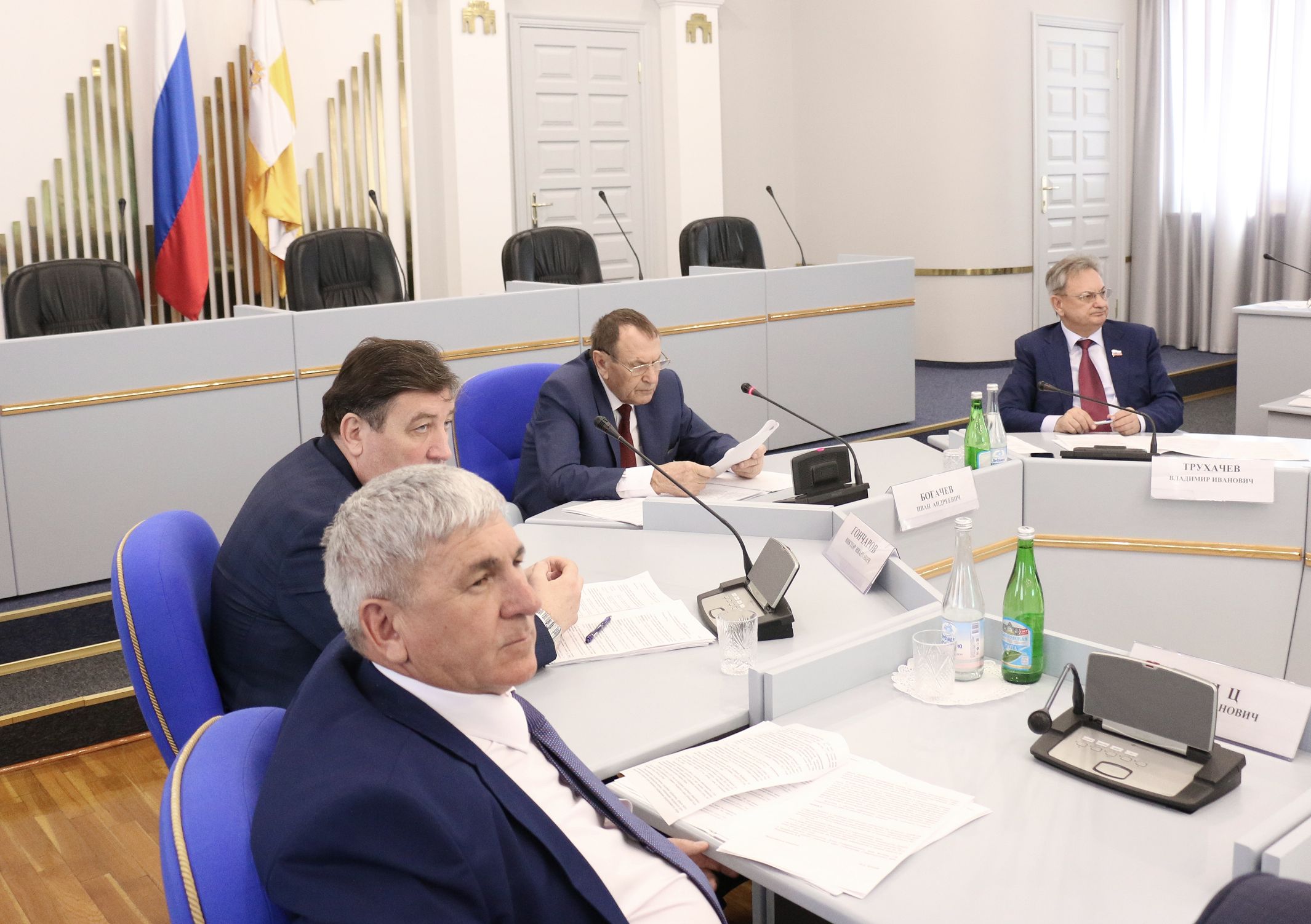 Государство оказывает поддержку, а производство – падает