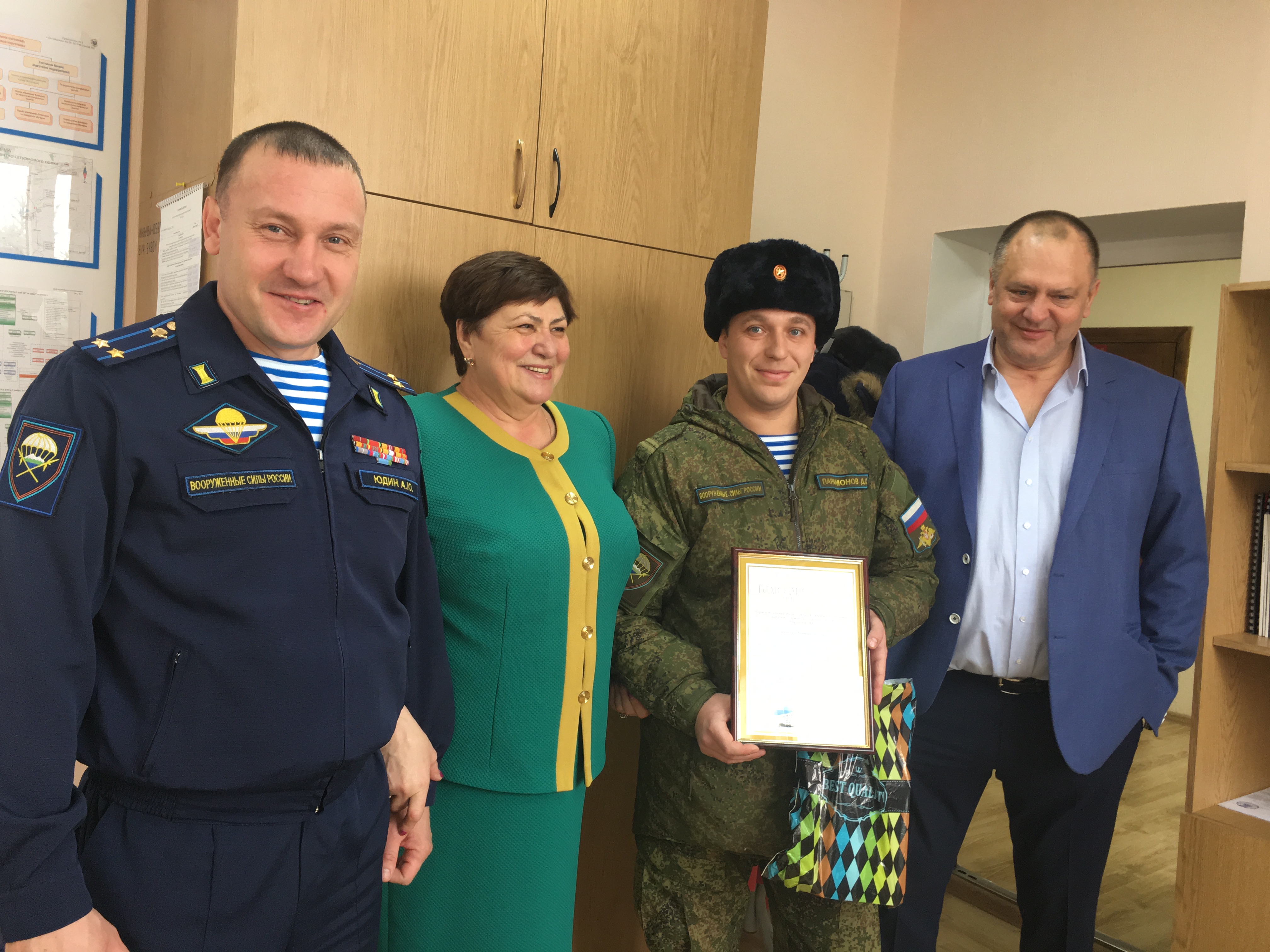 Поздравили воинов-десантников