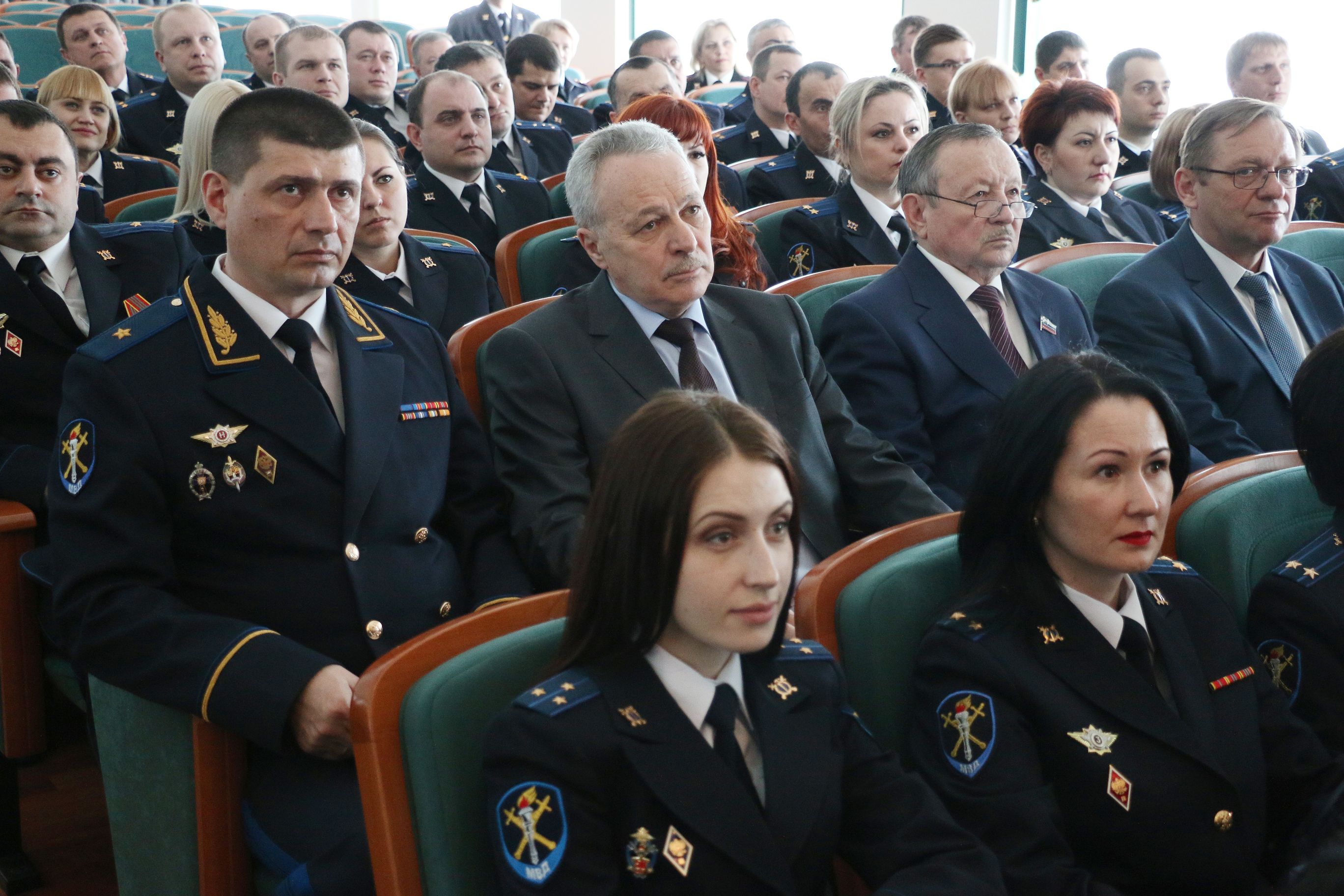 Сотрудники органов предварительного следствия принимают поздравления