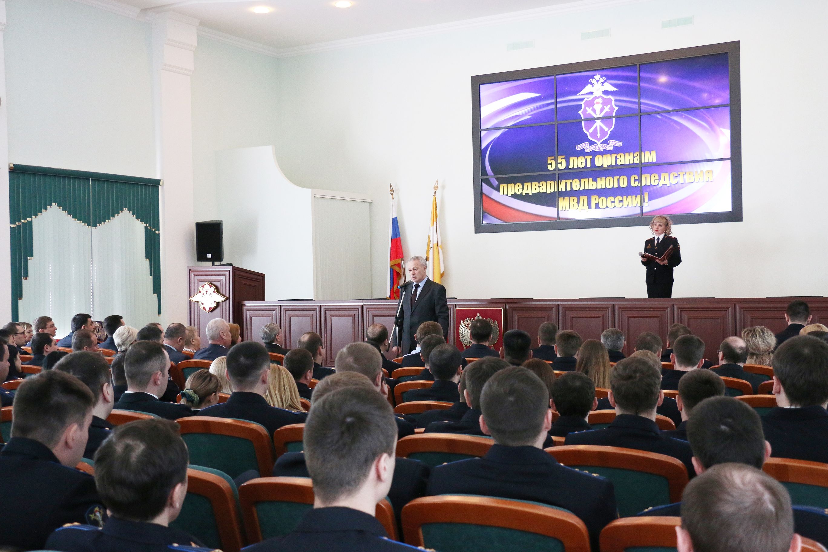 Сотрудники органов предварительного следствия принимают поздравления
