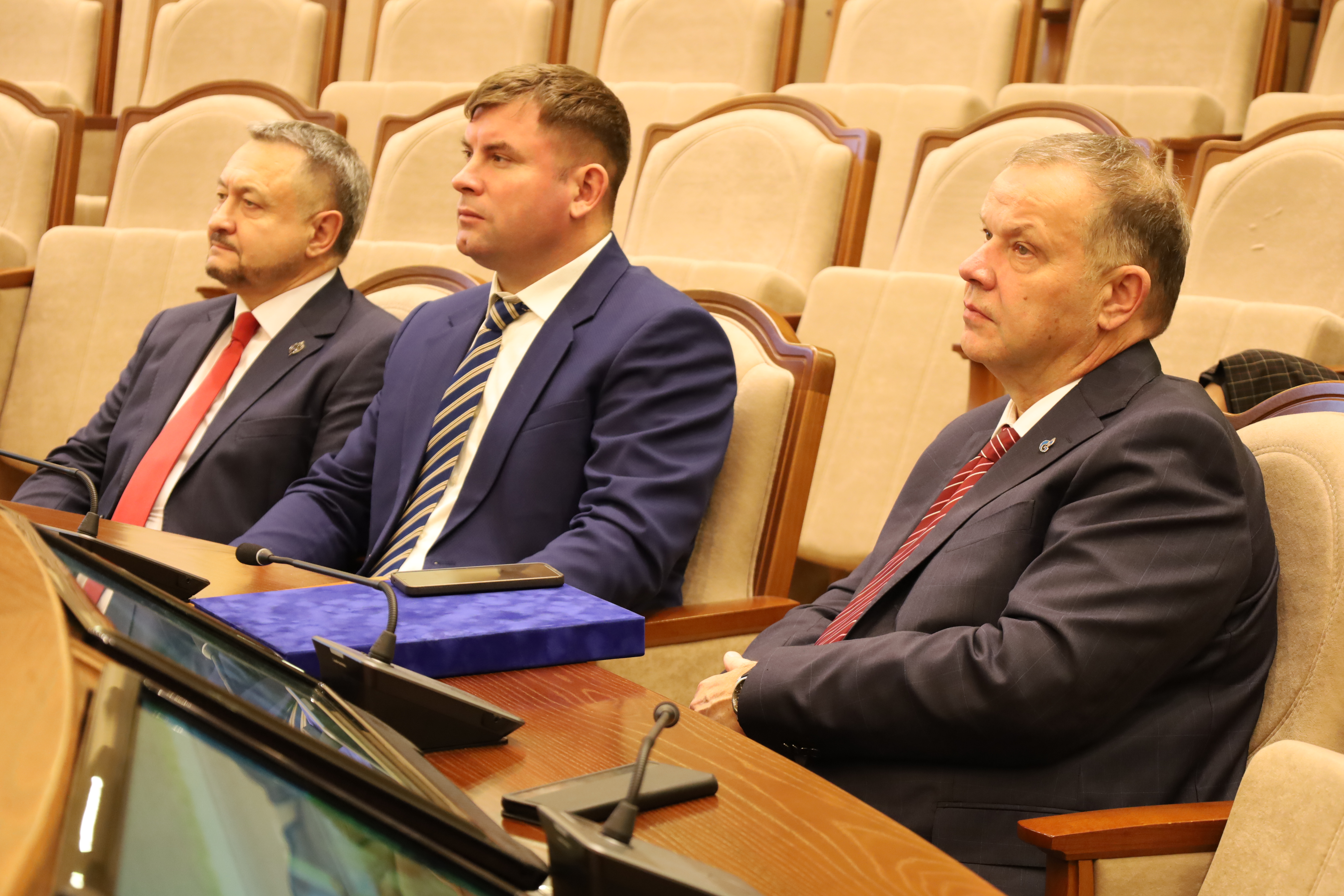 Краевые депутаты вручили награды дорожникам и автомобилистам Ставрополья
