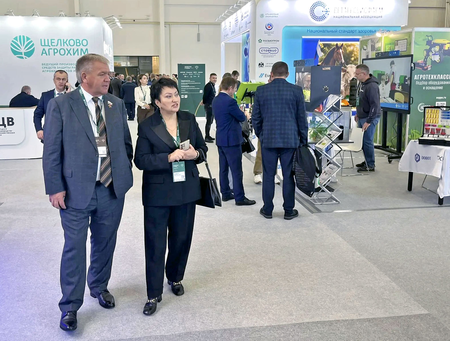 Депутаты Думы Ставропольского края работают на агропромышленной выставке «Золотая осень – 2026»