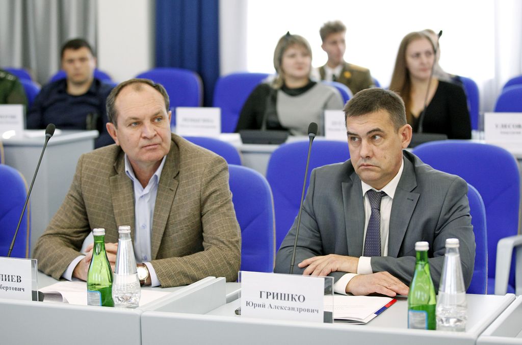 Сотни молодых волонтеров ухаживают за памятниками и воинскими захоронениями в крае